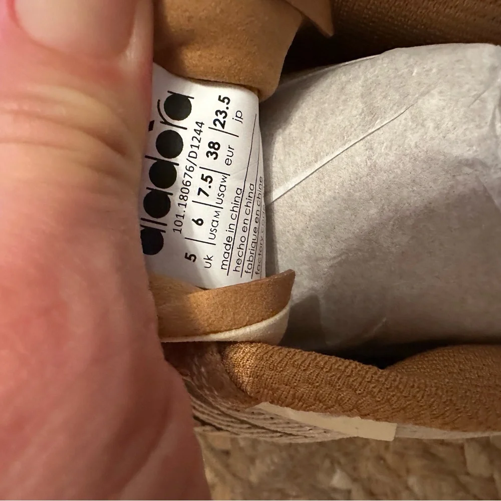 NWT Diadora Sestiere XT 2 Trail Running Shoes in Tan, White and Black - Picture 5 of 5